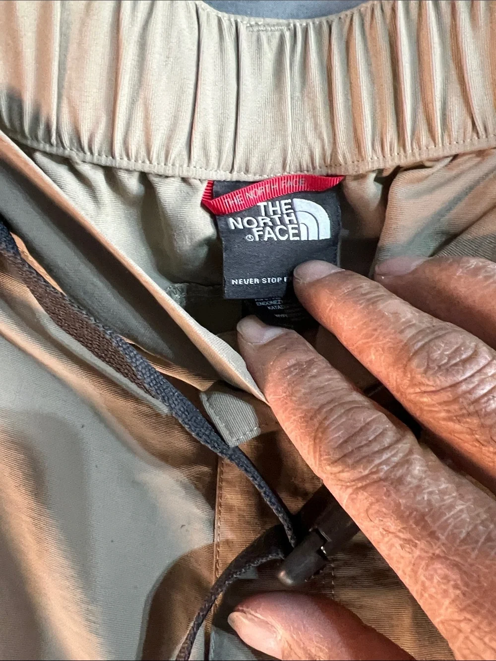 The North Face Men's Cargo Pants in Beige convertible turns into shorts men’s LG